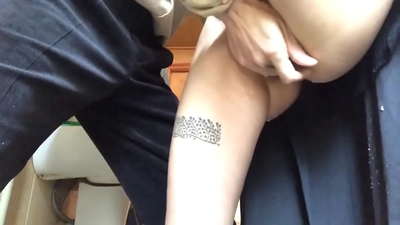 Сургуулийн угаалгын өрөөнд ус цацах, жинхэнэ хөөстэй дур ханах - багш маань чадах бүхнээ хийсэн